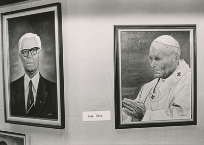 850862 Afbeelding van twee portretten, geschilderd door Arie Celie, met rechts een portret van paus Johannes Paulus II, ...